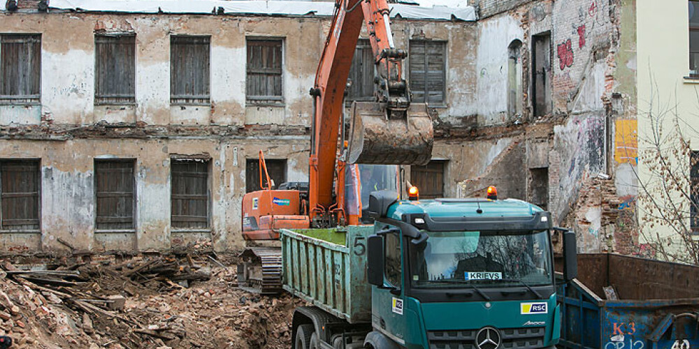 Līdz 1. martam tiks pabeigti vidi degradējošas ēkas Brīvības ielā 78a demontāžas darbi