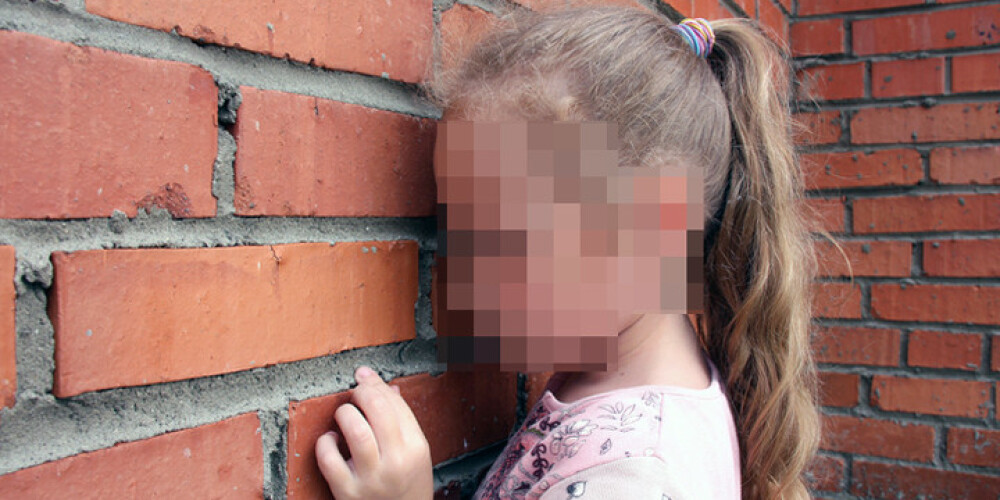 Bijušo skolas dežurantu aiztur par mazgadīgu bērnunama meiteņu seksuālu izmantošanu Baldonē
