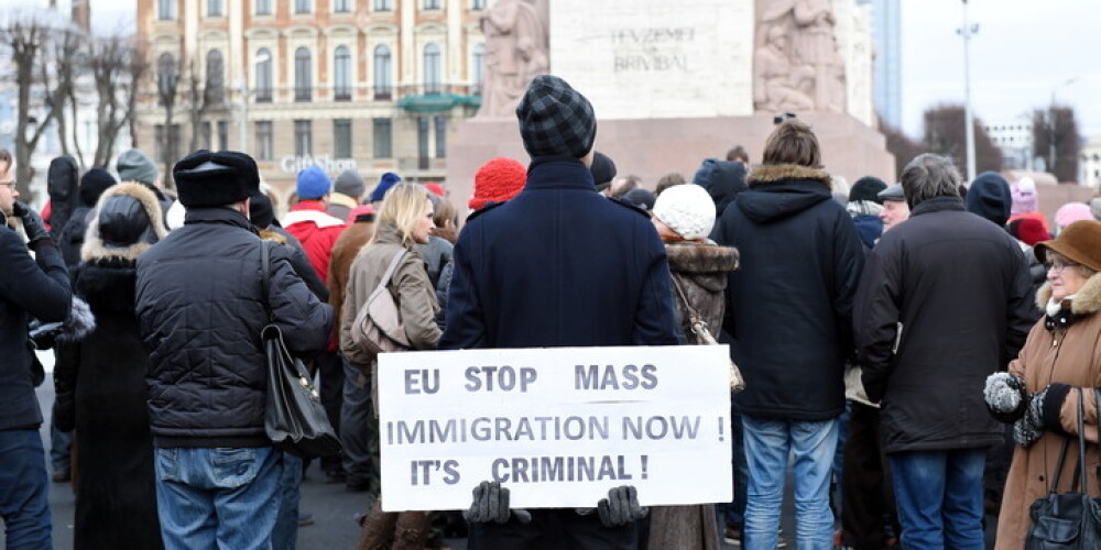 Piketā pret imigrāciju uzbrukts Latvijas Radio žurnālistei