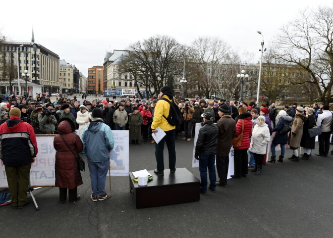 Pie Brīvības pieminekļa protestē pret bēgļiem