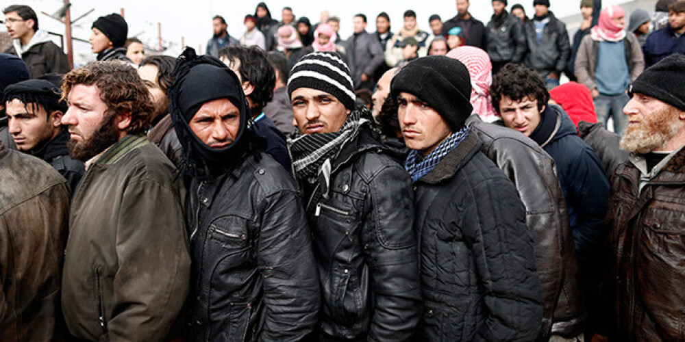 Bēgot no Krievijas atbalstītā Sīrijas režīma, pie Turcijas robežas sapulcējušies 30 000 bēgļu. FOTO