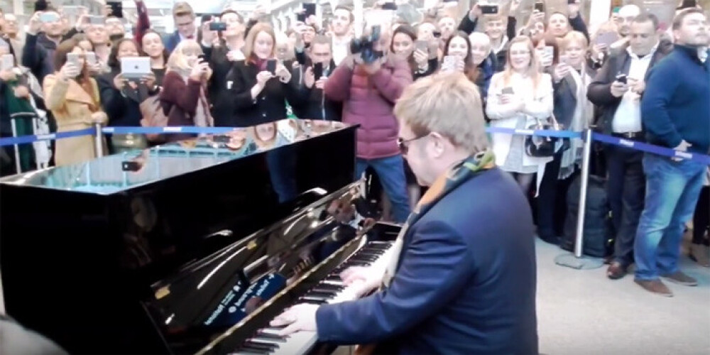 Eltons Džons uzstājas Londonas metro un atstāj vērtīgu dāvanu. VIDEO