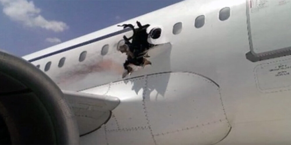 Izmeklētāji atklāj, kur bijusi paslēpta Somālijas lidmašīnā eksplodējusī bumba. VIDEO