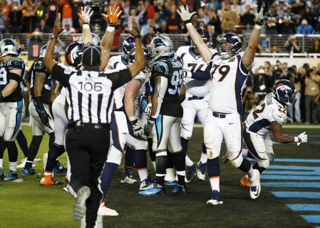 Denveras "Broncos" trešo reizi vēsturē triumfē "Super Bowl" izcīņā