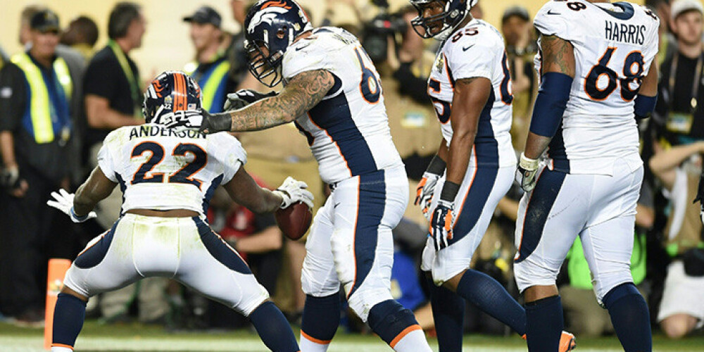 Denveras "Broncos" trešo reizi vēsturē triumfē "Super Bowl" izcīņā. FOTO