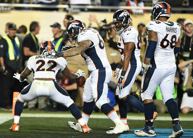 Denveras "Broncos" trešo reizi vēsturē triumfē "Super Bowl" izcīņā. FOTO