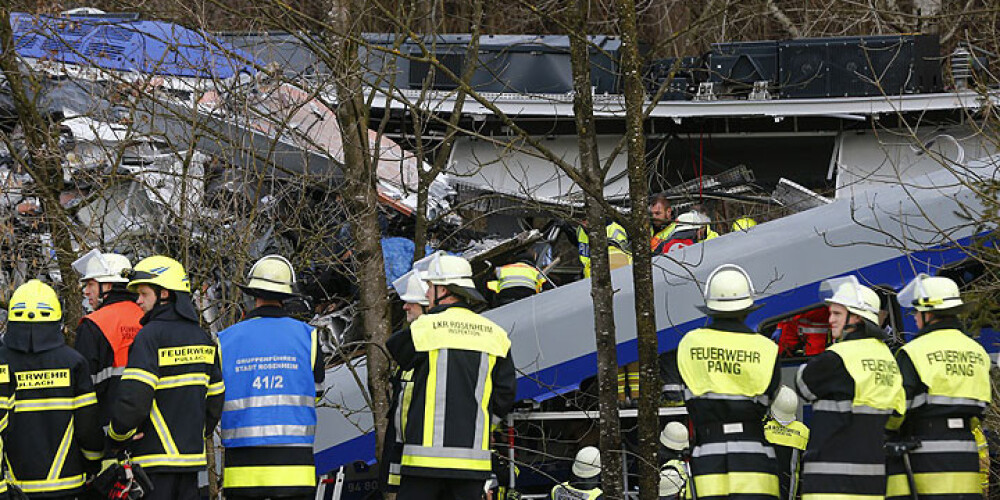 Traģiska vilcienu sadursme Vācijā: 150 ievainoto un deviņi cilvēki miruši. FOTO