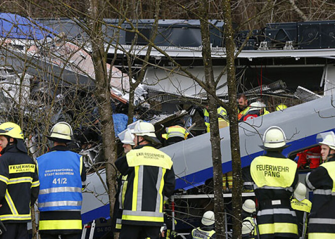 Traģiska vilcienu sadursme Vācijā: 150 ievainoto un deviņi cilvēki miruši. FOTO