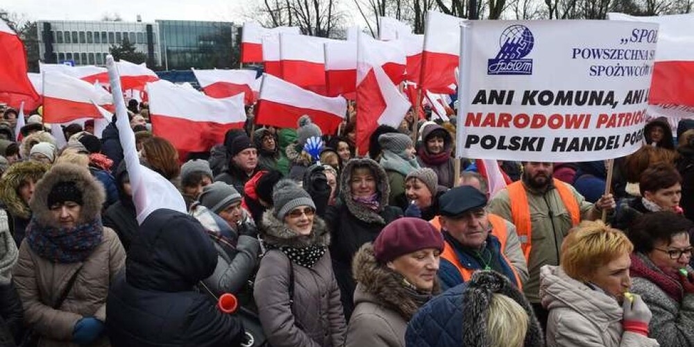 Polijā tūkstošiem mazo veikaliņu īpašnieku protestē pret valdības plānoto nodokli