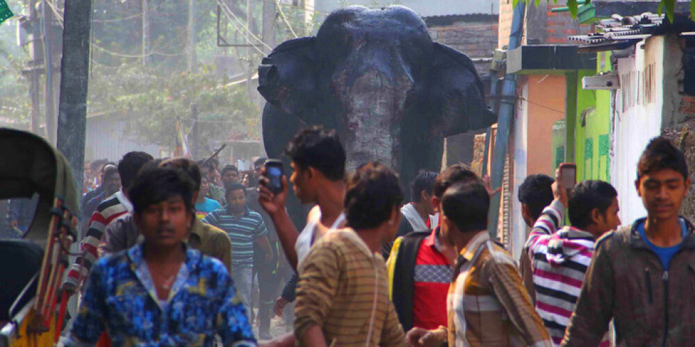 Saniknots milzu zilonis ierodas pilsētas centrā un sāk plosīties; cilvēki panikā bēg. VIDEO
