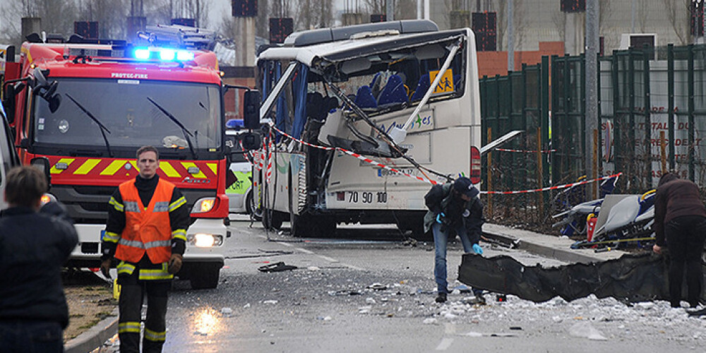 Skolas autobusa un kravas mašīnas sadursmē Francijā gājuši bojā 6 bērni. FOTO