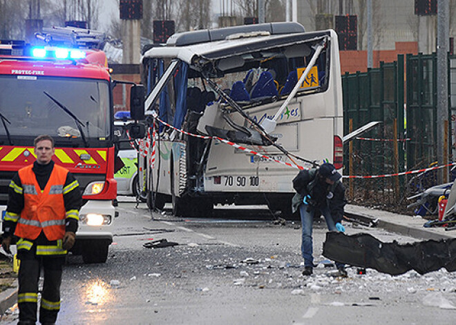 Skolas autobusa un kravas mašīnas sadursmē Francijā gājuši bojā 6 bērni. FOTO