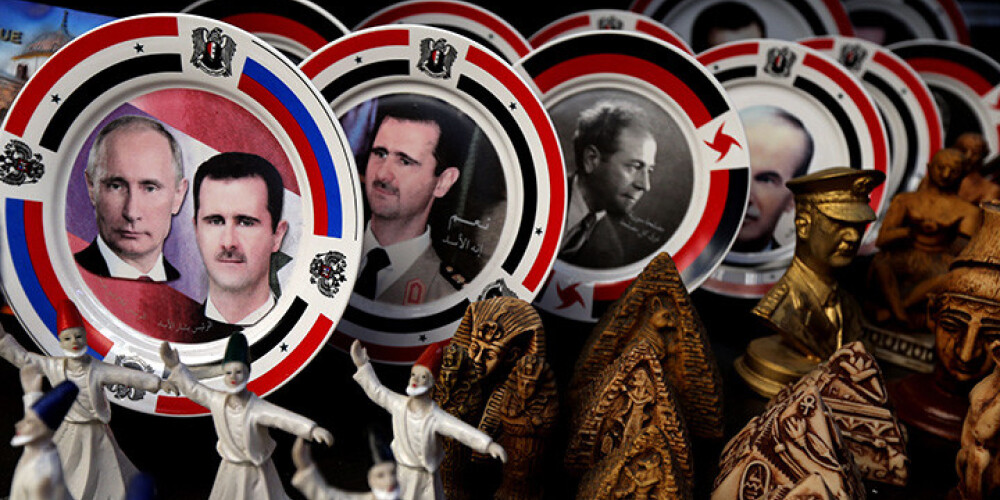 Cīņā pret terorismu roku rokā, Sīrijas amatnieki rotā suvenīrus ar Putina ģīmetni. FOTO