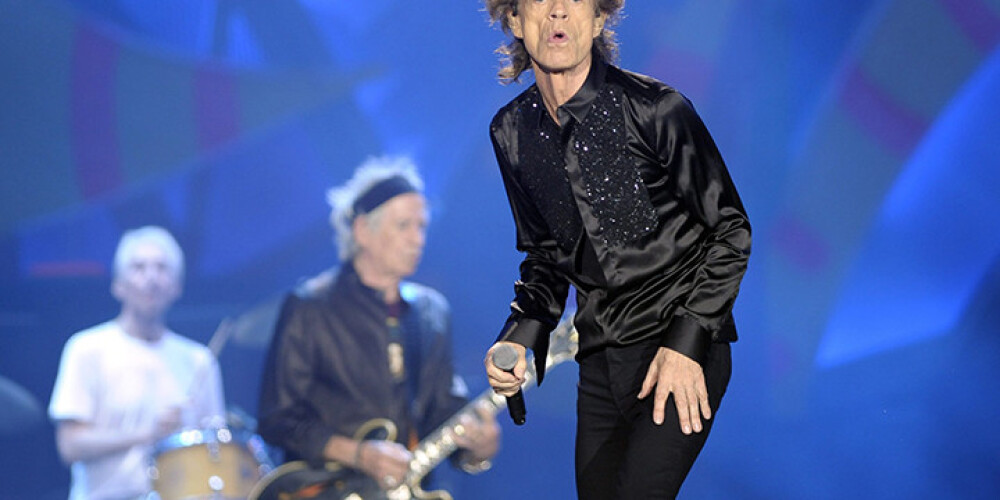 "The Rolling Stones" Argentīnā spiesti pārvietoties apsardzes pavadībā