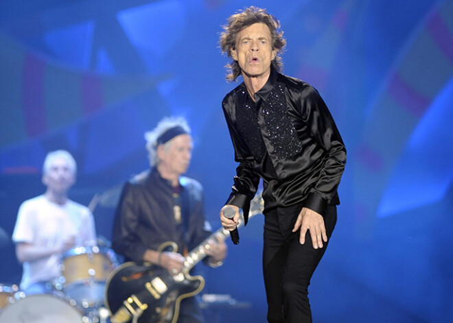 "The Rolling Stones" Argentīnā spiesti pārvietoties apsardzes pavadībā