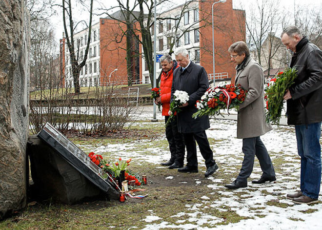 Ušakovs un Turlais noliek ziedus pie pieminekļa Afganistānas karā kritušajiem