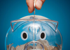 Sāciet ar to, ka ik mēnesi atlieciet kaut vai 1 eiro. Iespējams, kādam šī summa šķitīs smieklīga, tomēr atlikt vienu eiro ir labāk nekā neatlikt neko.