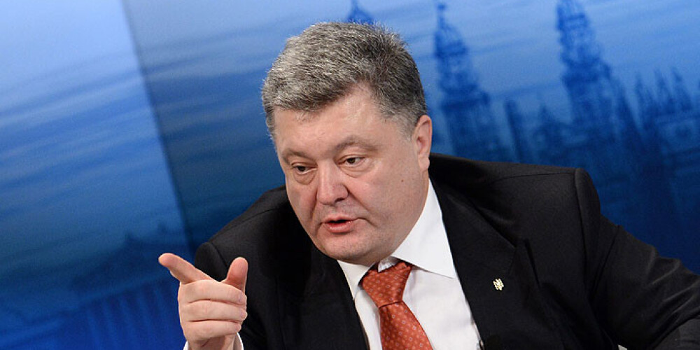 Porošenko pieprasa Jaceņuka atkāpšanos; parlaments nobalso "pret"