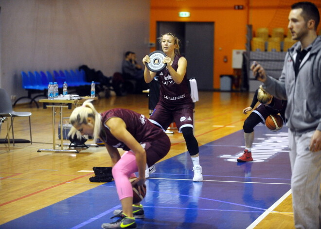 Latvijas sieviešu basketbola izlasei gaidāmajās Eiropas čempionāta kvalifikācijas turnīra izbraukuma spēlēs ar Slovēniju un Lietuvu jācenšas pārsteigt pretinieces, otrdien, 16. februārī pēc pirmā treniņa izteicās valstsvienības galvenais treneris Mārtiņš Zībarts.