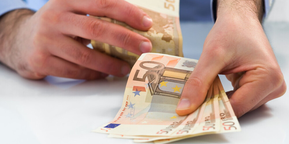 Rosinās valsts amatpersonai skaidrā naudā ļaut uzglabāt ne vairāk kā 15 000 eiro