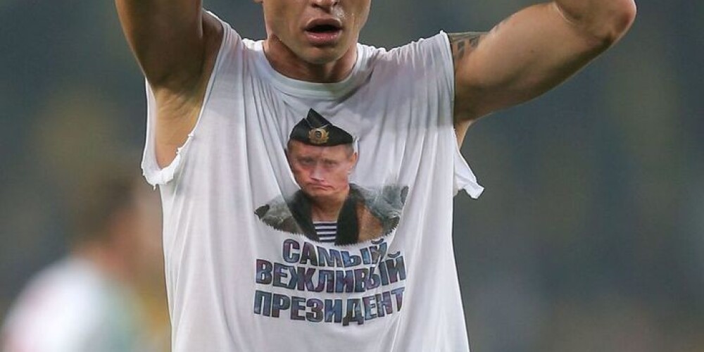 Krievu futbolists pēc spēles Stambulā izrāda cieņu Putinam. FOTO