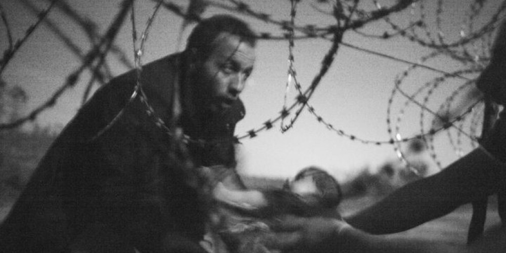 Bēgļu mazulis dzeloņdrātīs - šis attēls saņem preses foto balvu kā labākais kadrs pasaulē