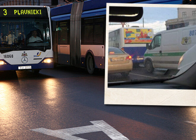 Policisti veikli apiet sastrēgumus, braucot pa sabiedriskā transporta joslu. Vai tas atļauts?