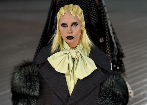 Lady Gaga demonstrē tērpu "Marc Jacobs" modes skatē. FOTO
