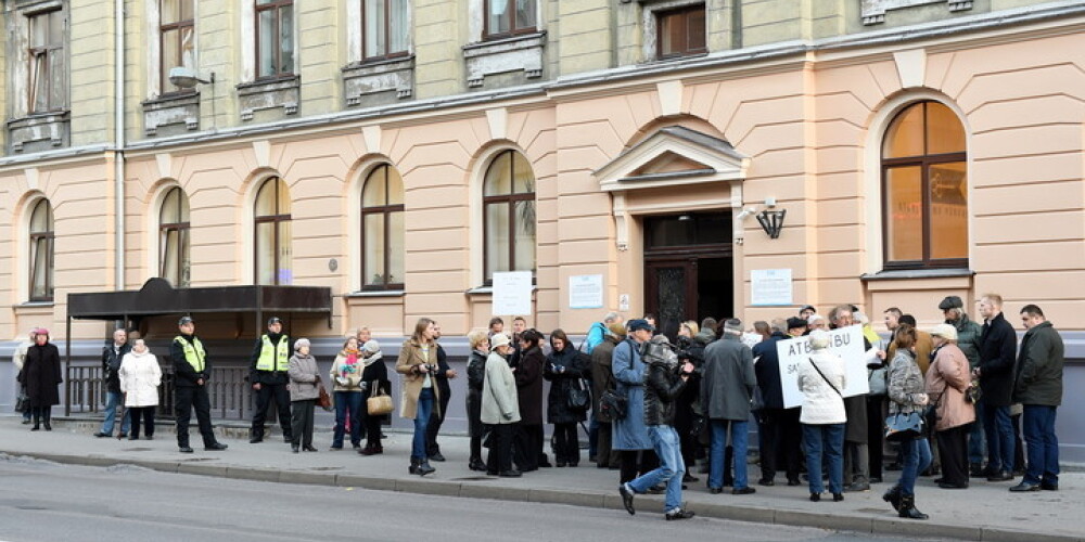 Pie "Rīga namu pārvaldnieka" protestēs pret māju sabrukšanu un par labu apsaimniekošanu