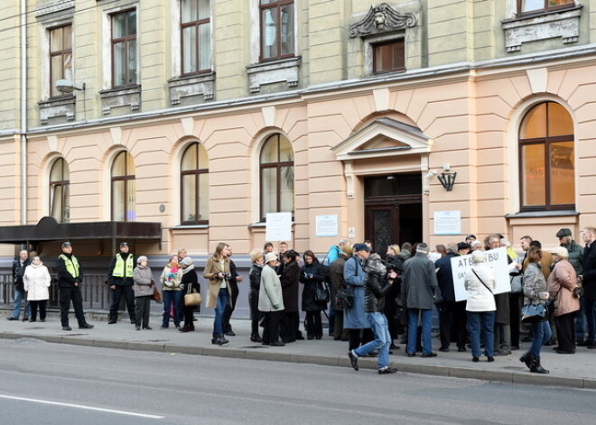 Pie "Rīga namu pārvaldnieka" protestēs pret māju sabrukšanu un par labu apsaimniekošanu