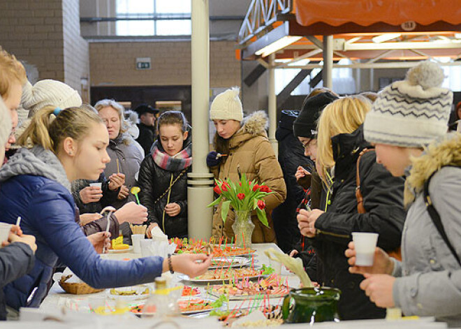 Centrāltirgū viesojusies starptautiska skolēnu delegācija. FOTO