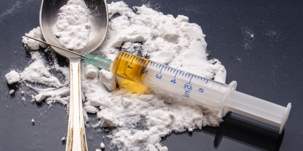Policisti Slokas mikrorajonā atsavina heroīnu un ap 9 600 eiro vērtu marihuānu
