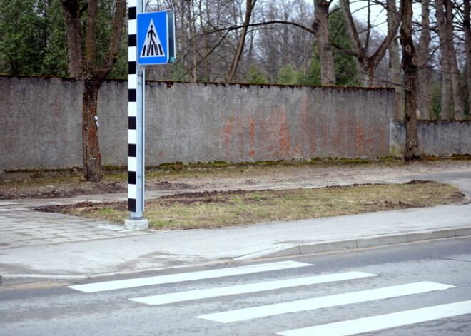 Uz gājēju pārejas Bauskā notriec sirmgalvi