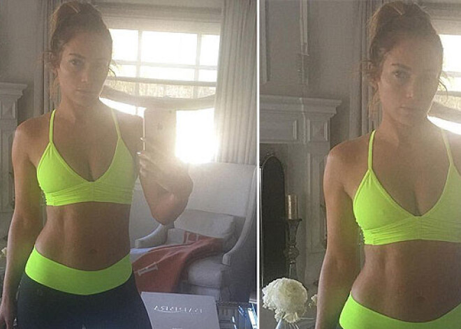 Дженнифер Лопез показала стальной пресс и лицо без макияжа