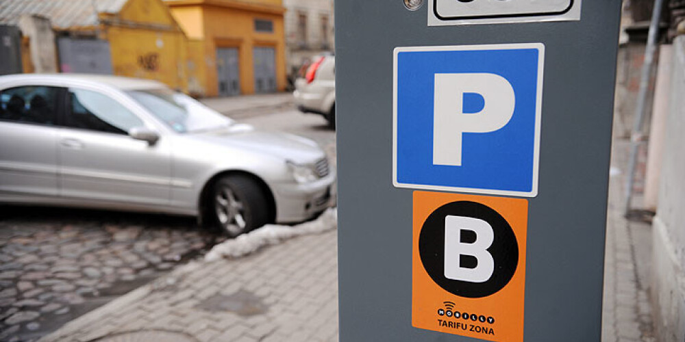 Plānots, ka Rīgas pašvaldības autostāvvietās elektromobiļus varēs novietot bez maksas
