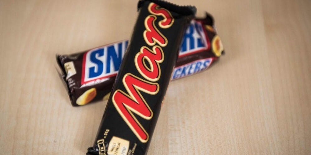 "Mars", "Snickers" un "Milky Way" šokolādes batoniņos atklāj plastmasu