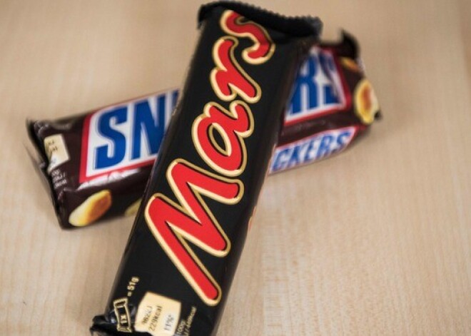 "Mars", "Snickers" un "Milky Way" šokolādes batoniņos atklāj plastmasu