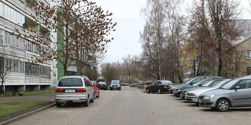 Rīgas domes komitejā skatīs jautājumu par auto novietošanu iekšpagalmos