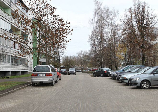 Rīgas domes komitejā skatīs jautājumu par auto novietošanu iekšpagalmos