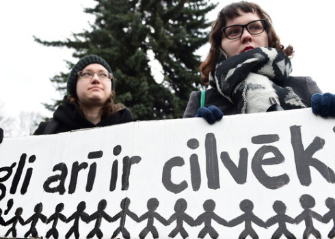 Pasākuma dalībnieki turēja rokās plakātus ar uzrakstiem "Bēgļi arī ir cilvēki", "Cilvēktiesības attiecas uz visiem", "Mēs par cilvēcību" un citus.