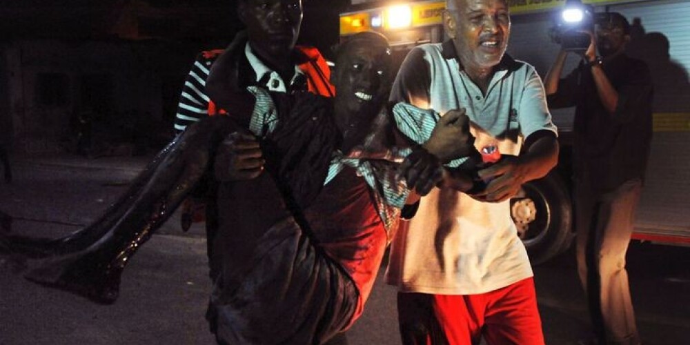 Šausminoši kadri pēc teroristu uzbrukuma viesnīcai Somālijas galvaspilsētā. FOTO