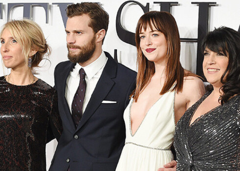 Britu režisore Sema Teilore-Džonsone, īru aktieris Džeimijs Dornans, amerikāņu aktrise Dakota Džonsone un britu rakstniece E.L.Džeimsa filmas "Fifty Shades of Grey" ("Greja piecdesmit nokrāsas") pirmizrādē Londonā 2015.gada 12.februārī.