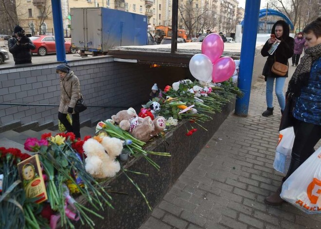 Metro stacijā Maskavā gulst ziedi, pieminot 4 gadus veco noslepkavoto Nastju