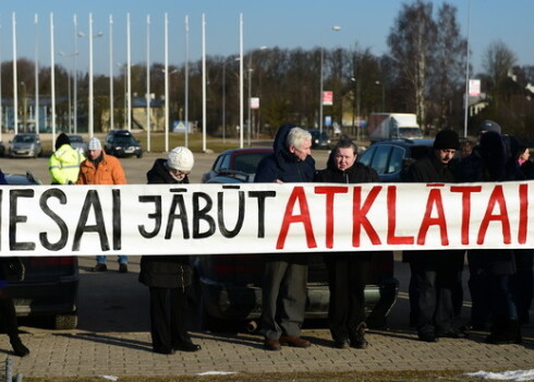 Klātesošie protestētāji izteicās, ka šorīt pulcējušies protestēt, satraucoties, ka tiesa varētu būt slēgta, jo viena no apsūdzētajām esot lūgusi procesuālu aizsardzību.