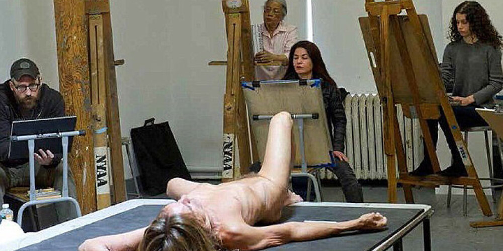Голый рокер Игги Поп во фривольной позе лежал перед художниками