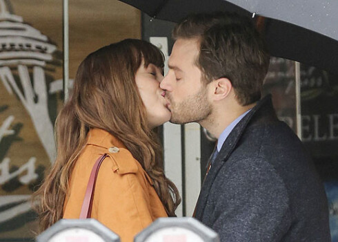 Страстный поцелуй Дакоты Джонсон и Джейми Дорнана