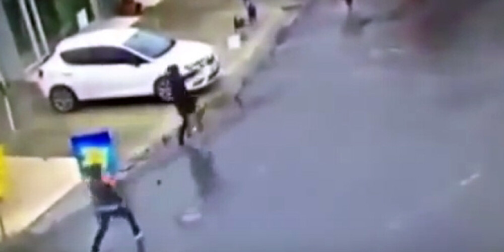 Turcijā nošauj divas sievietes, kuras uz ielas mētāja granātas un šaudījās. VIDEO. FOTO