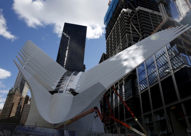 12 gadus būvētā stacija "World Trade Center Transportation Hub" tiks atklāta pēcpusdienā bez oficiālas ceremonijas blakus teroraktos sagrauto torņu atrašanās vietai.
