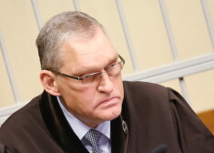 Advokāts Grūbe Zolitūdes traģēdijas tiesas sēdes pārtraukumā lauzis roku