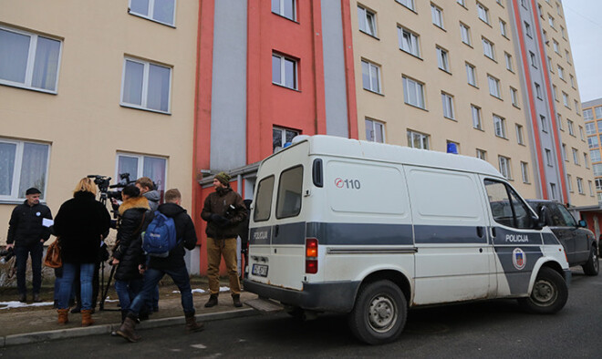 Dienā, kurā tiesa nozīmējusi parādnieces izlikšanu no dzīvokļa, viņa nav bijusi atrodama. Rezultātā gan RPB darbinieki, gan Valsts policijas operatīvie darbinieki nav varējuši spert soli pāri dzīvokļa slieksnim.